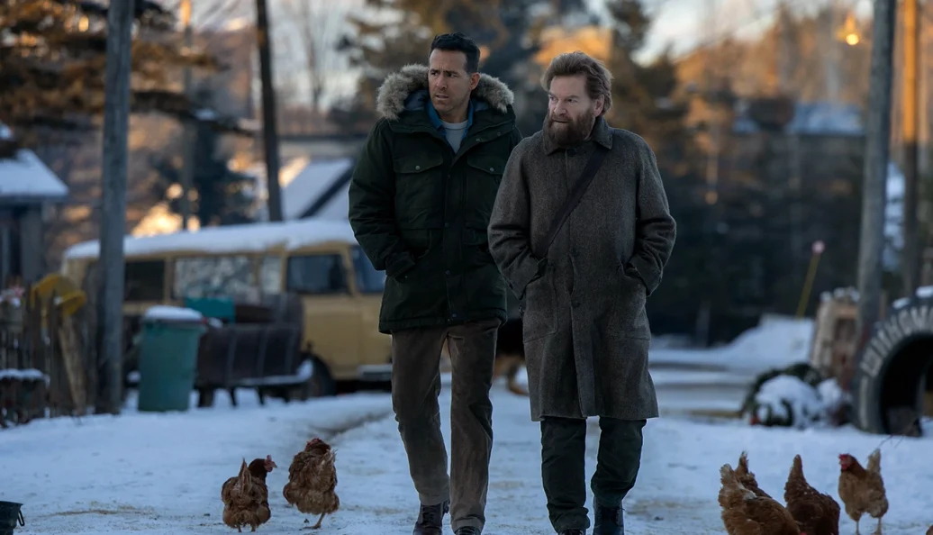 Ryan Reynolds e Kenneth Branagh caminham por uma rua coberta de neve em imagem de Mayday.
