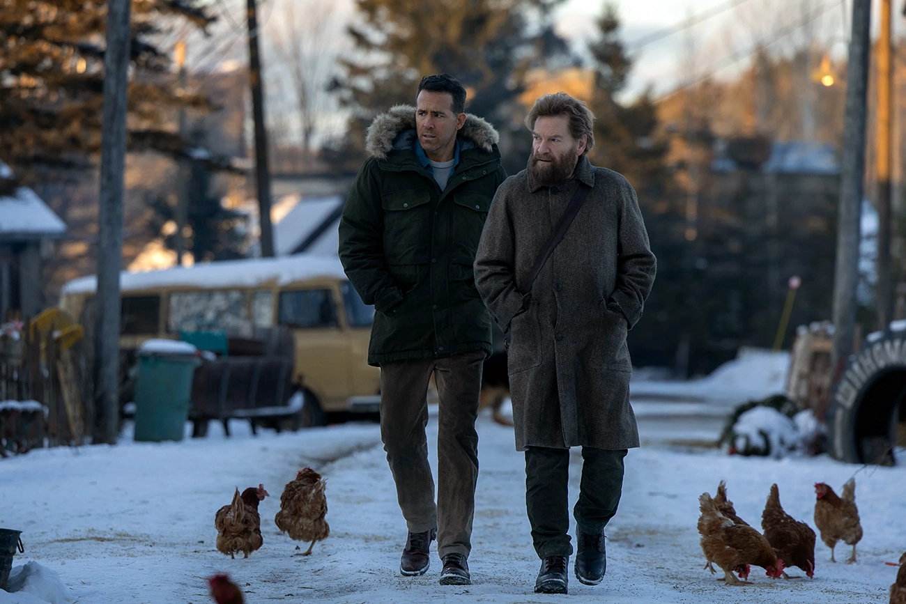 Ryan Reynolds e Kenneth Branagh caminham por uma rua coberta de neve em imagem de Mayday.