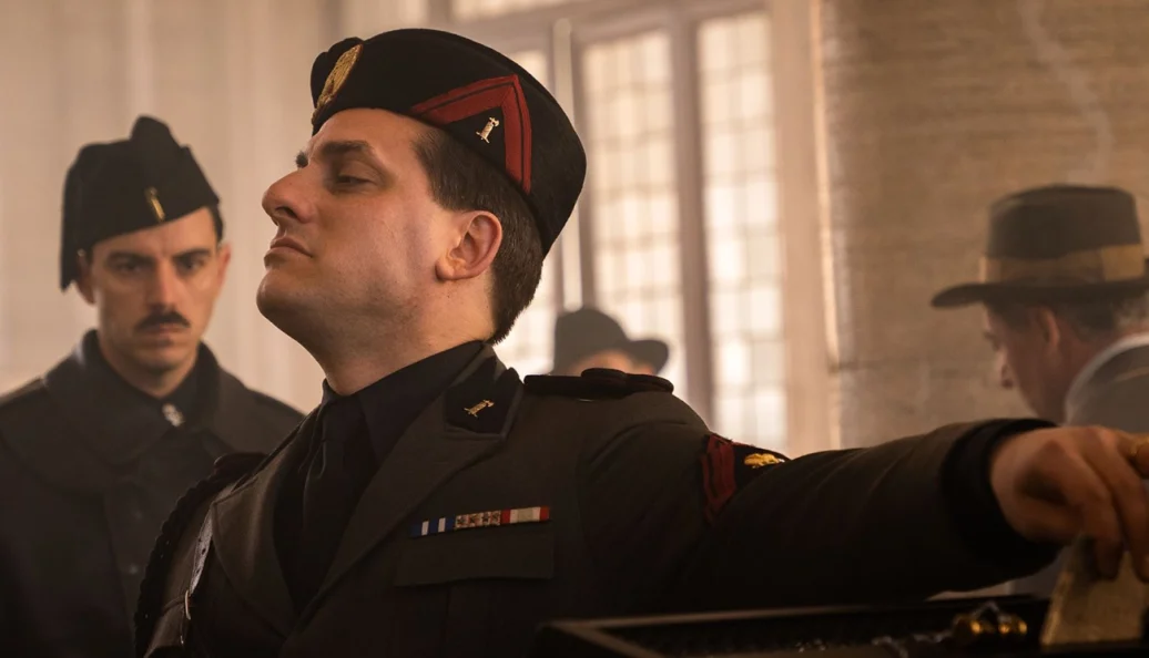 Luca Marinelli como Benito Mussolini em Mussolini: O Filho do Século.
