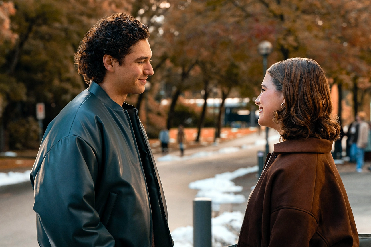 Belmont Cameli e Ella Bright se encontram no campus em Off Campus: Amores Improváveis.