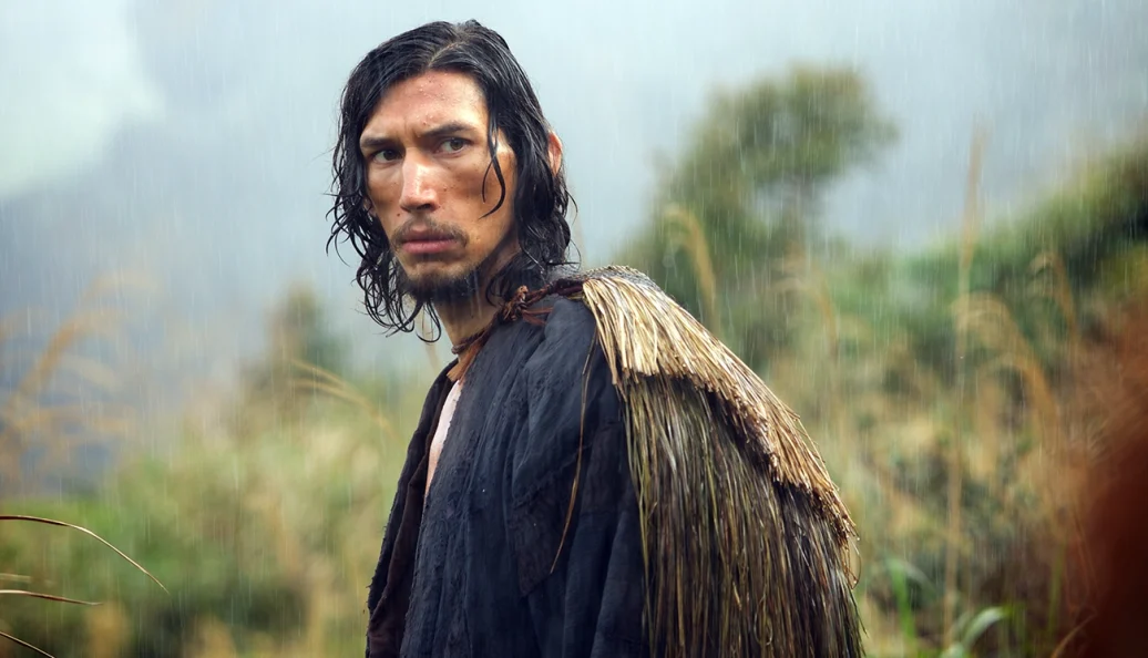 Adam Driver sob a chuva em cena do filme Silêncio, de Martin Scorsese.