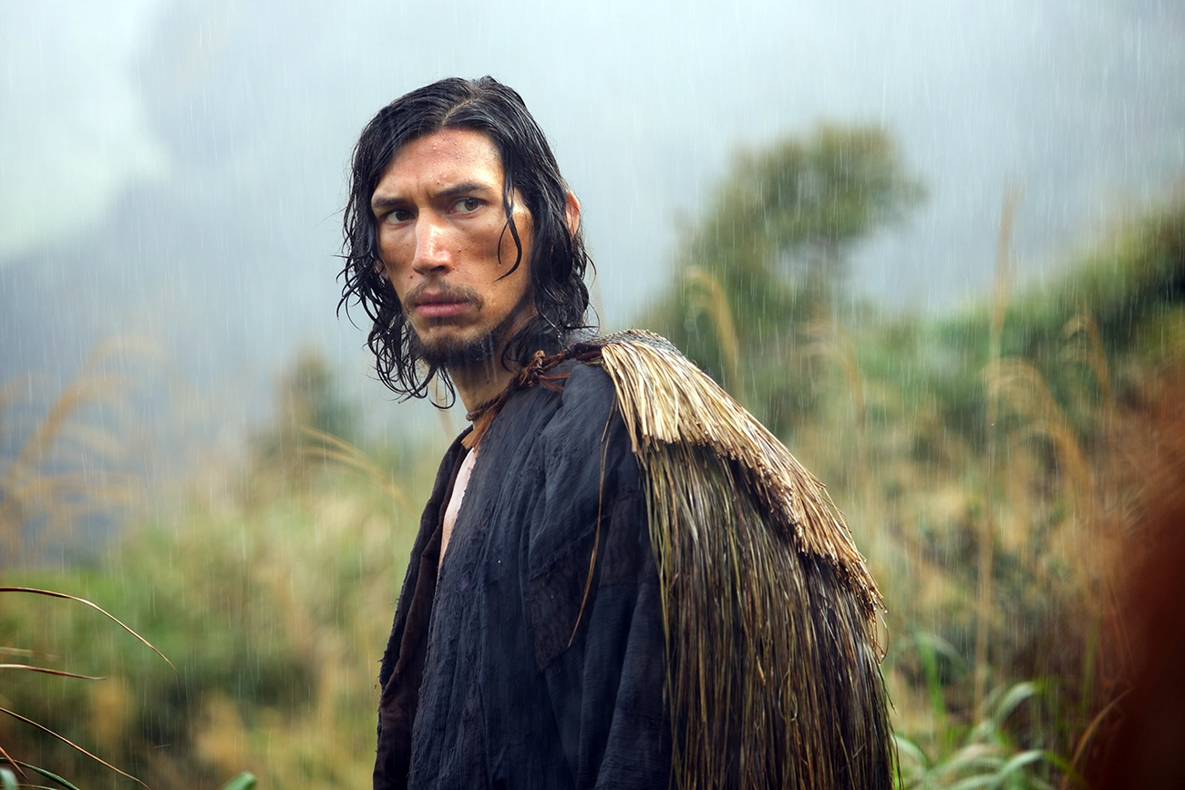 Adam Driver sob a chuva em cena do filme Silêncio, de Martin Scorsese.
