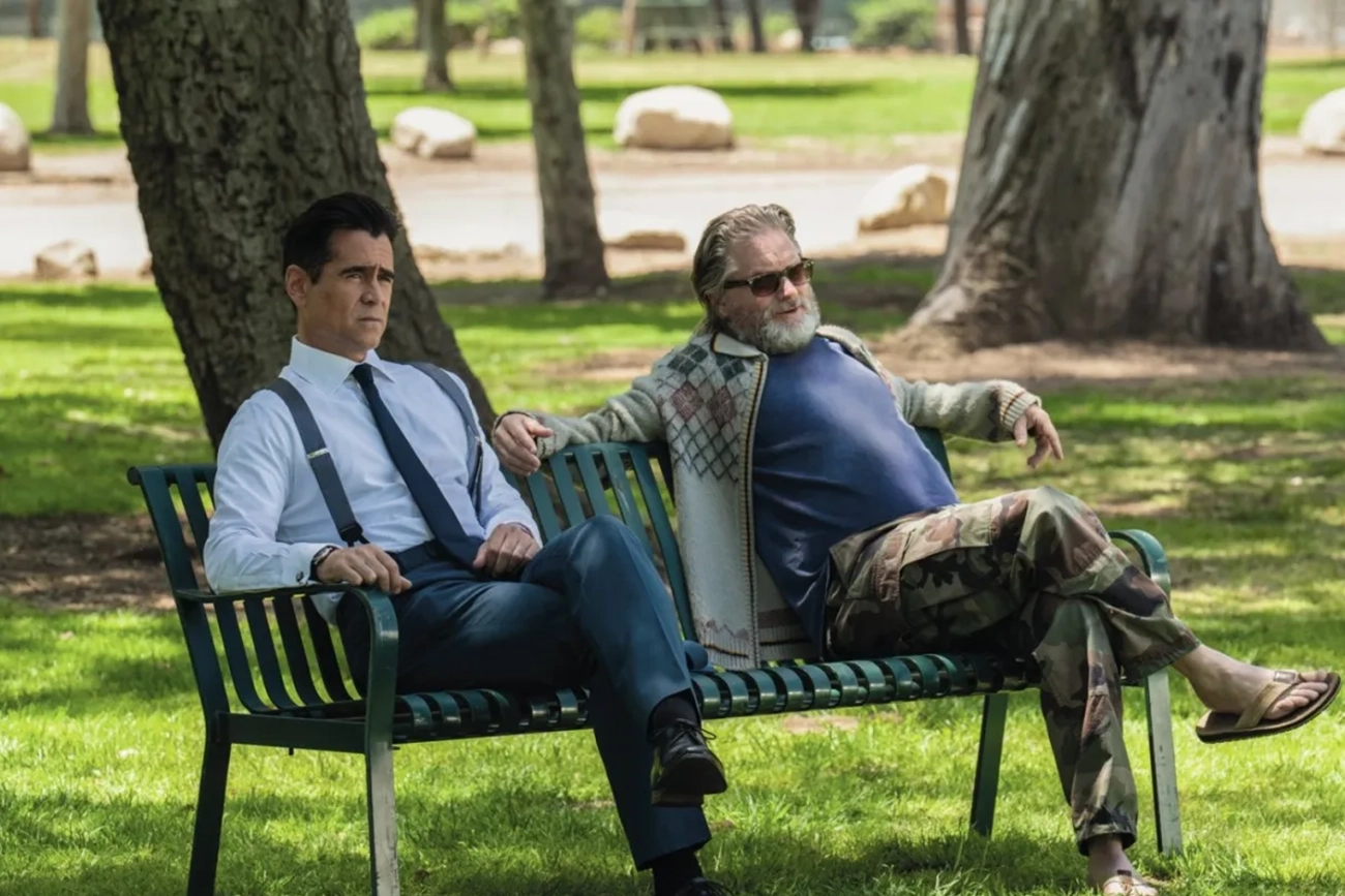 Colin Farrell em uma conversa no banco de um parque, em Sugar.
