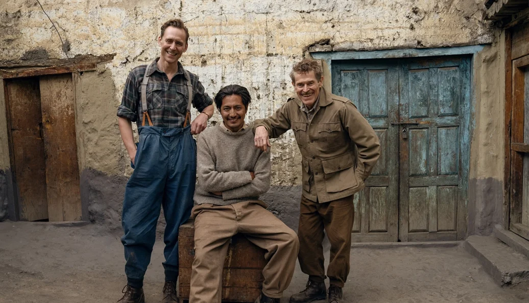Tom Hiddleston, Genden Phuntsok e Willem Dafoe em imagem de Tenzing.