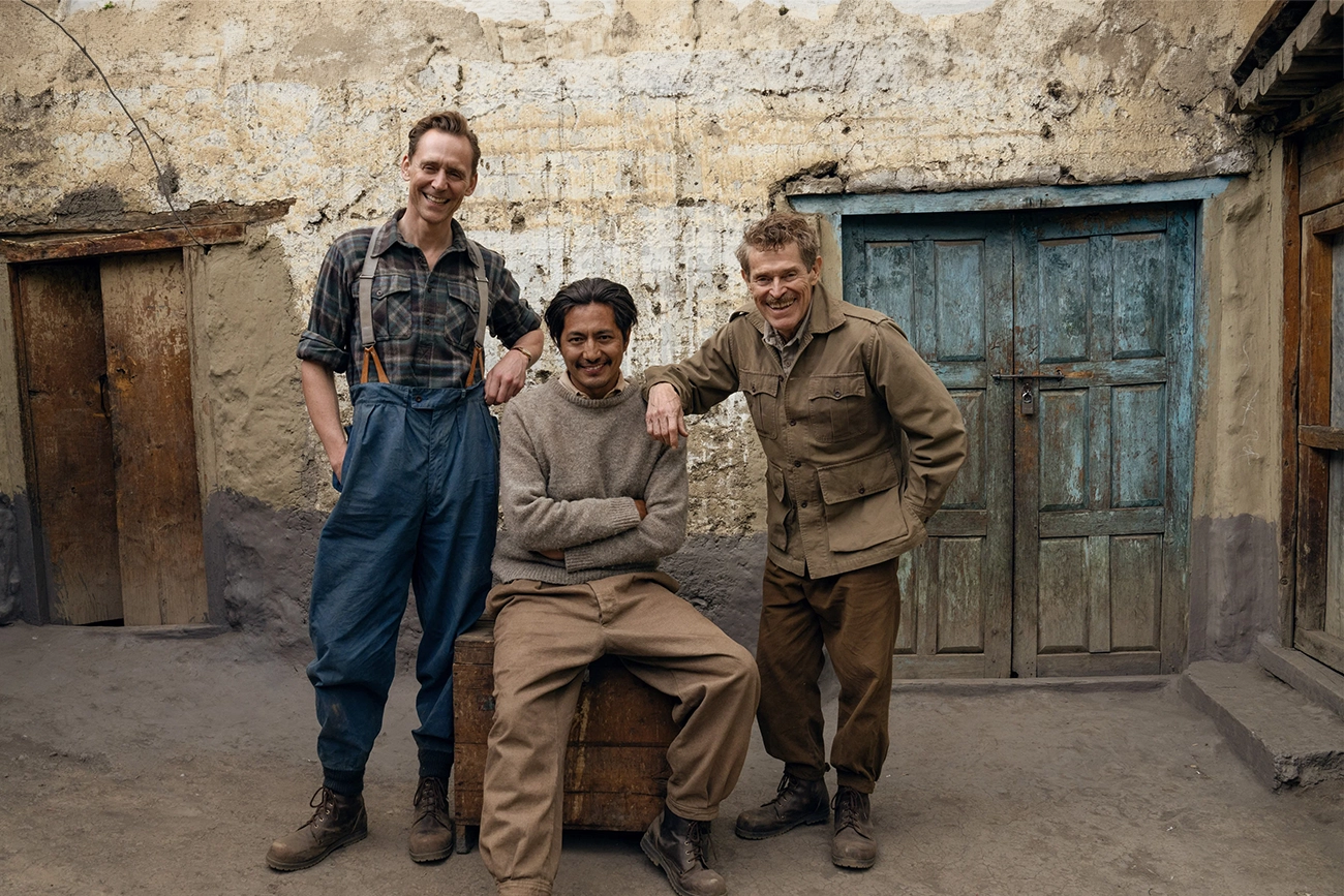 Tom Hiddleston, Genden Phuntsok e Willem Dafoe em imagem de Tenzing.
