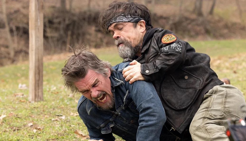 Lee Raybon e Wendell se atracam sobre a grama em Verdade Oculta.