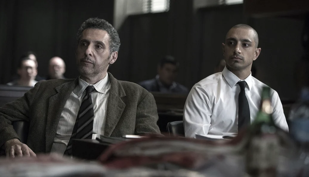 John Turturro e Riz Ahmed em uma cena no tribunal de The Night Of.