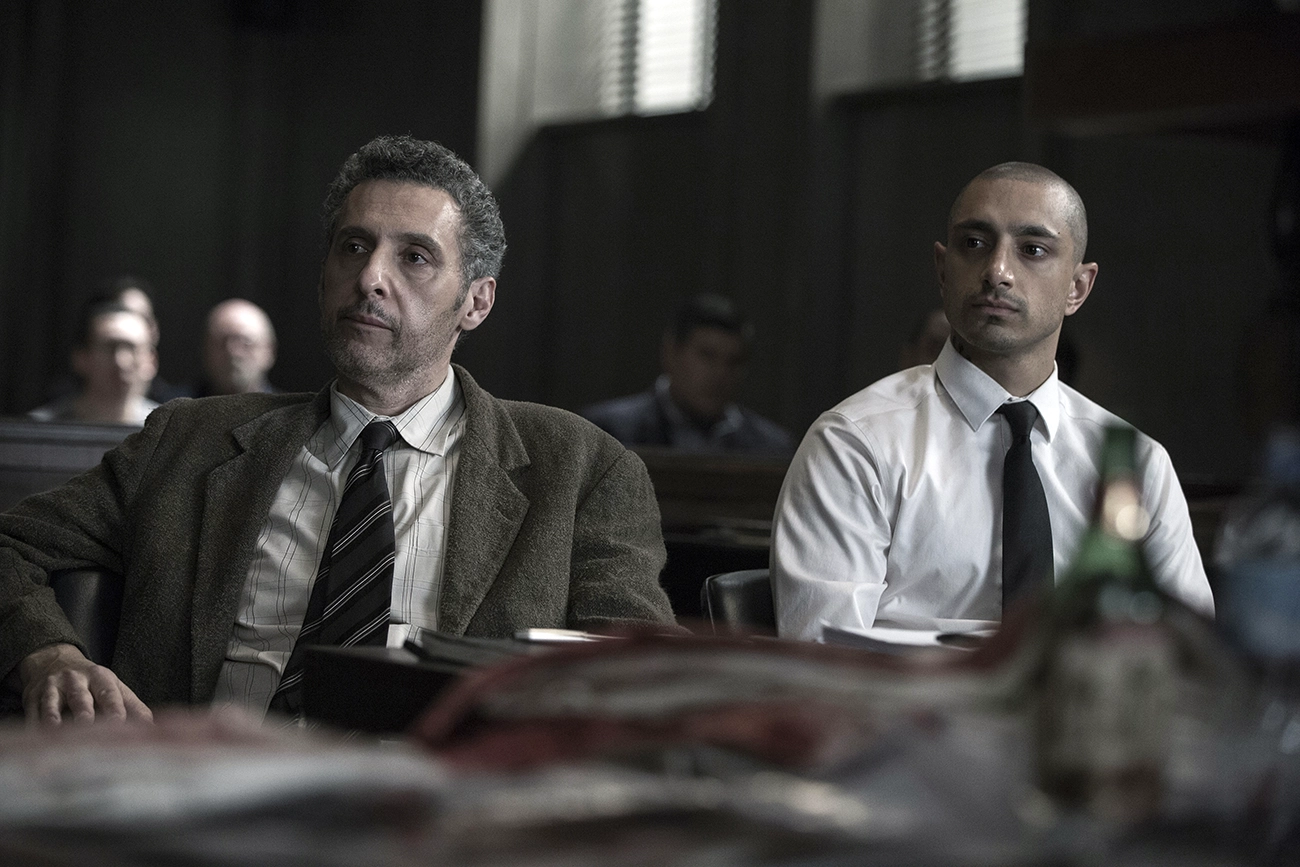 John Turturro e Riz Ahmed em uma cena no tribunal de The Night Of.