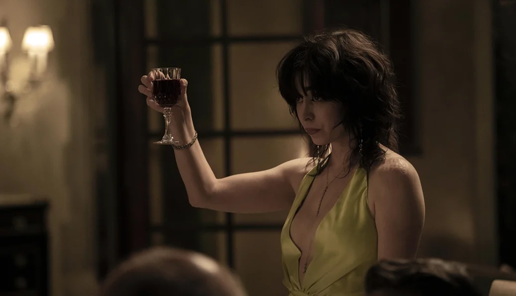 Sofia Falcone ergue uma taça em cena da série Pinguim.
