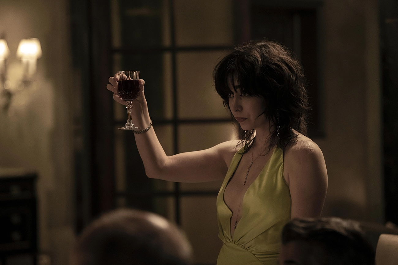 Sofia Falcone ergue uma taça em cena da série Pinguim.