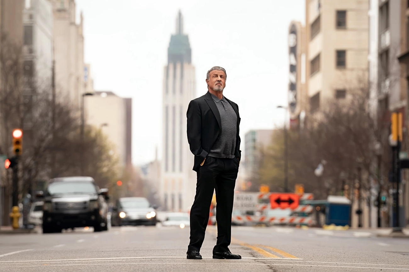 Sylvester Stallone em uma rua de Tulsa, em imagem de divulgação de Tulsa King.