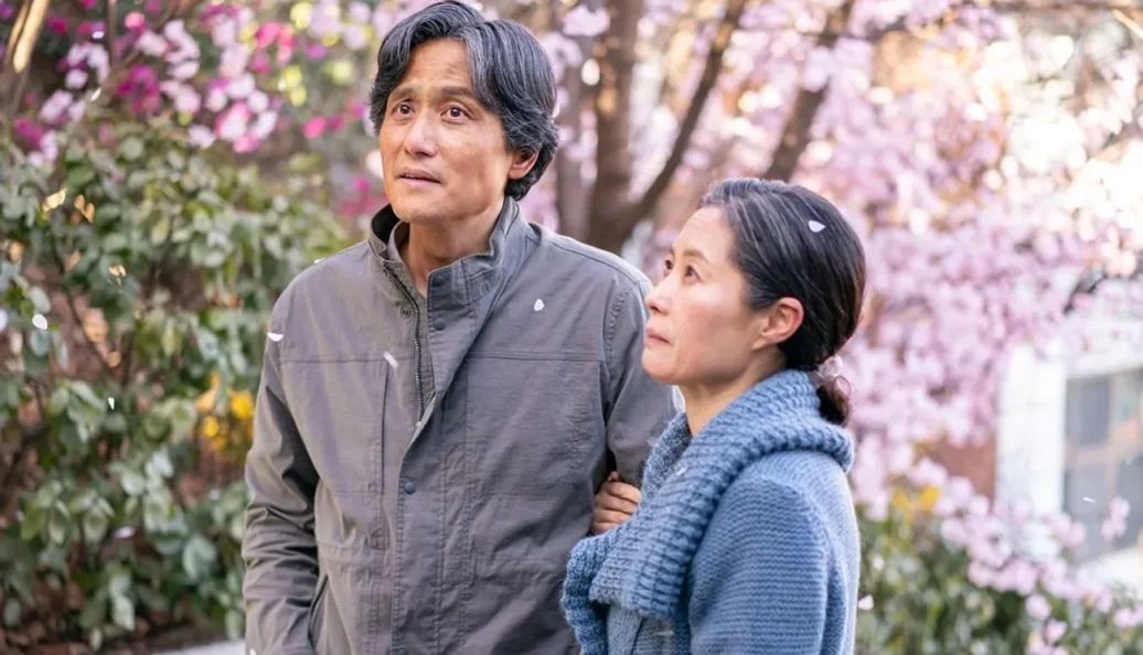 Moon So-ri e Park Hae-joon sob cerejeiras em Se a Vida Te Der Tangerinas…