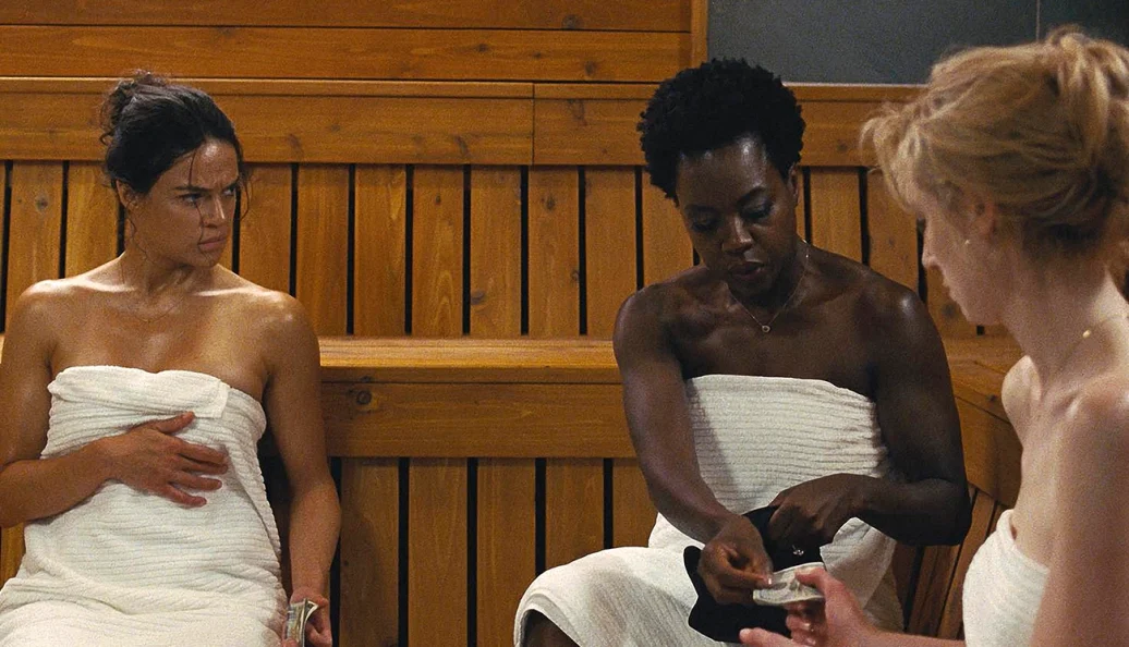 Michelle Rodriguez, Viola Davis e Elizabeth Debicki em uma sauna, em cena de As Viúvas.