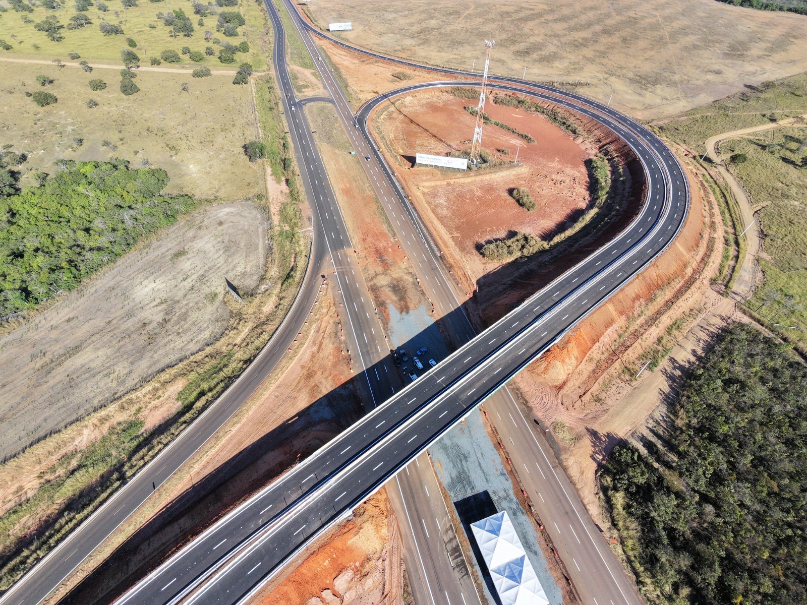 Vista aérea de viaduto e alça de acesso em Goiás